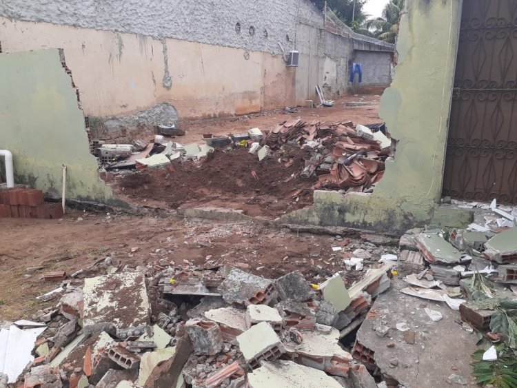 Bandidos obrigam homem a derrubar muro da casa do irmão com escavadeira e matam comerciante a tiros na Grande Natal