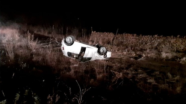 Veículo com 5 passageiros da mesma família capota e criança de 2 anos é arremessada para fora do carro